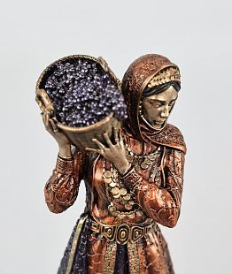 Статуэтка Девушка с корзиной винограда (цвет Вернисаж)_